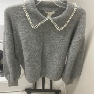 Grey sweater with pearl detail collar